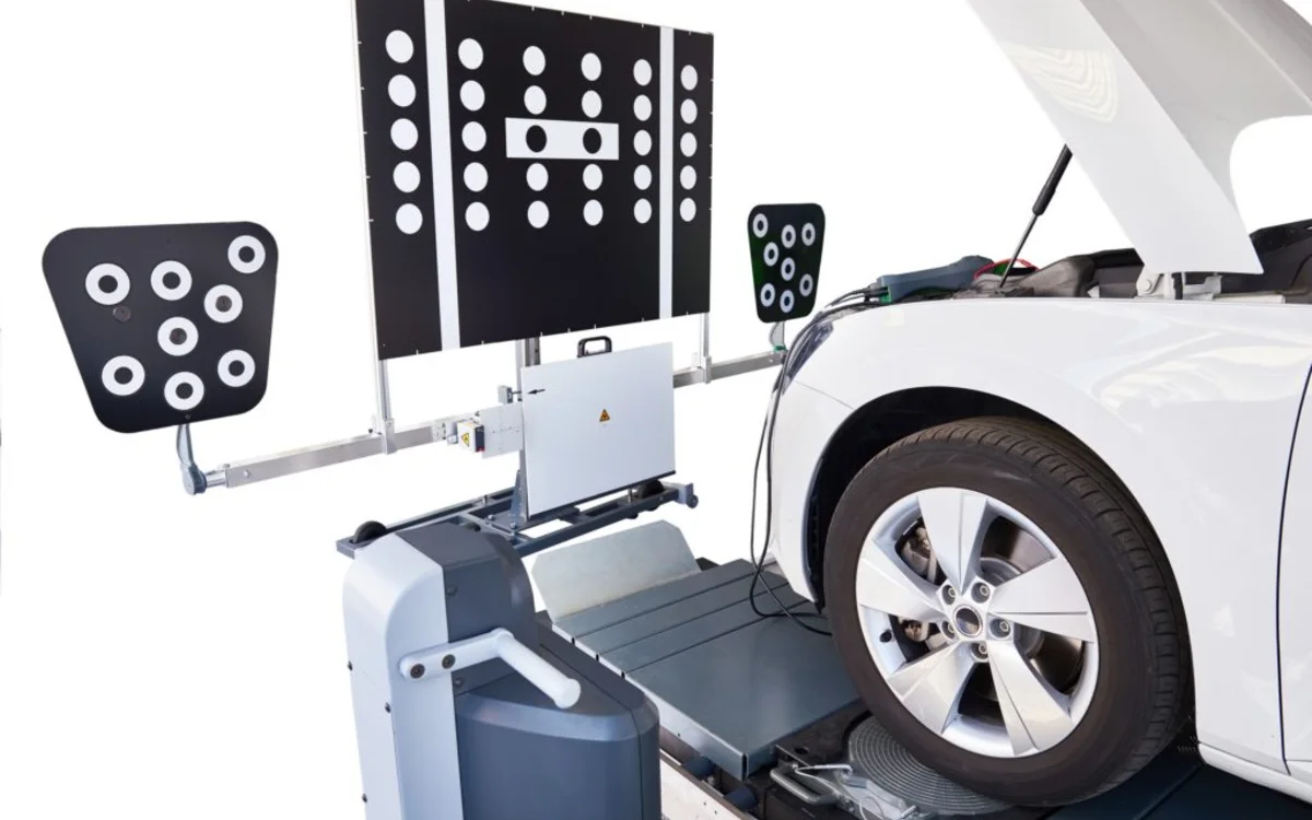 Banc de calibration ADAS avec cibles devant l’avant d’un véhicule